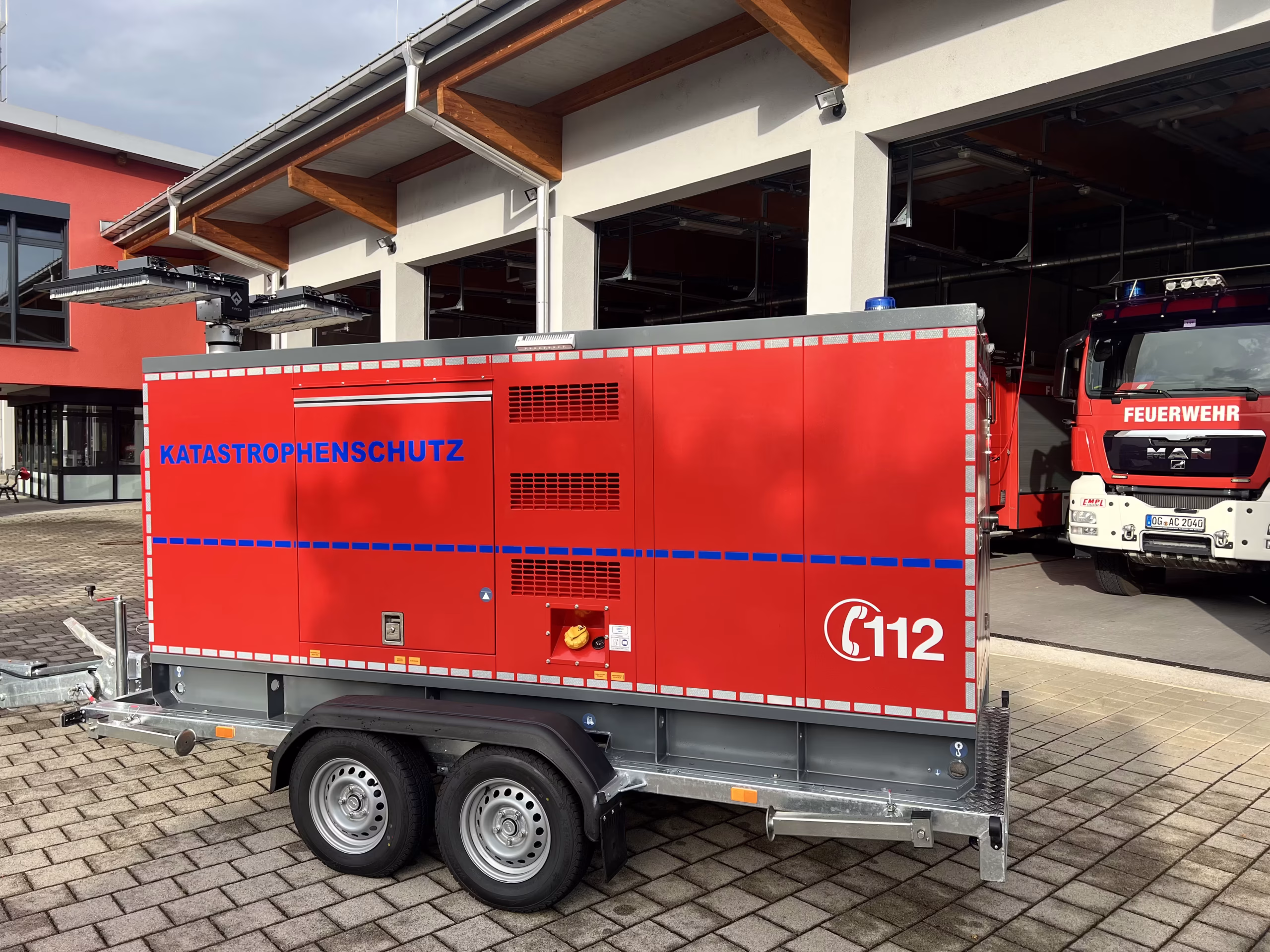 mobiler-stromerzeuger-anhaenger-katastrophenschutz-seitenansicht