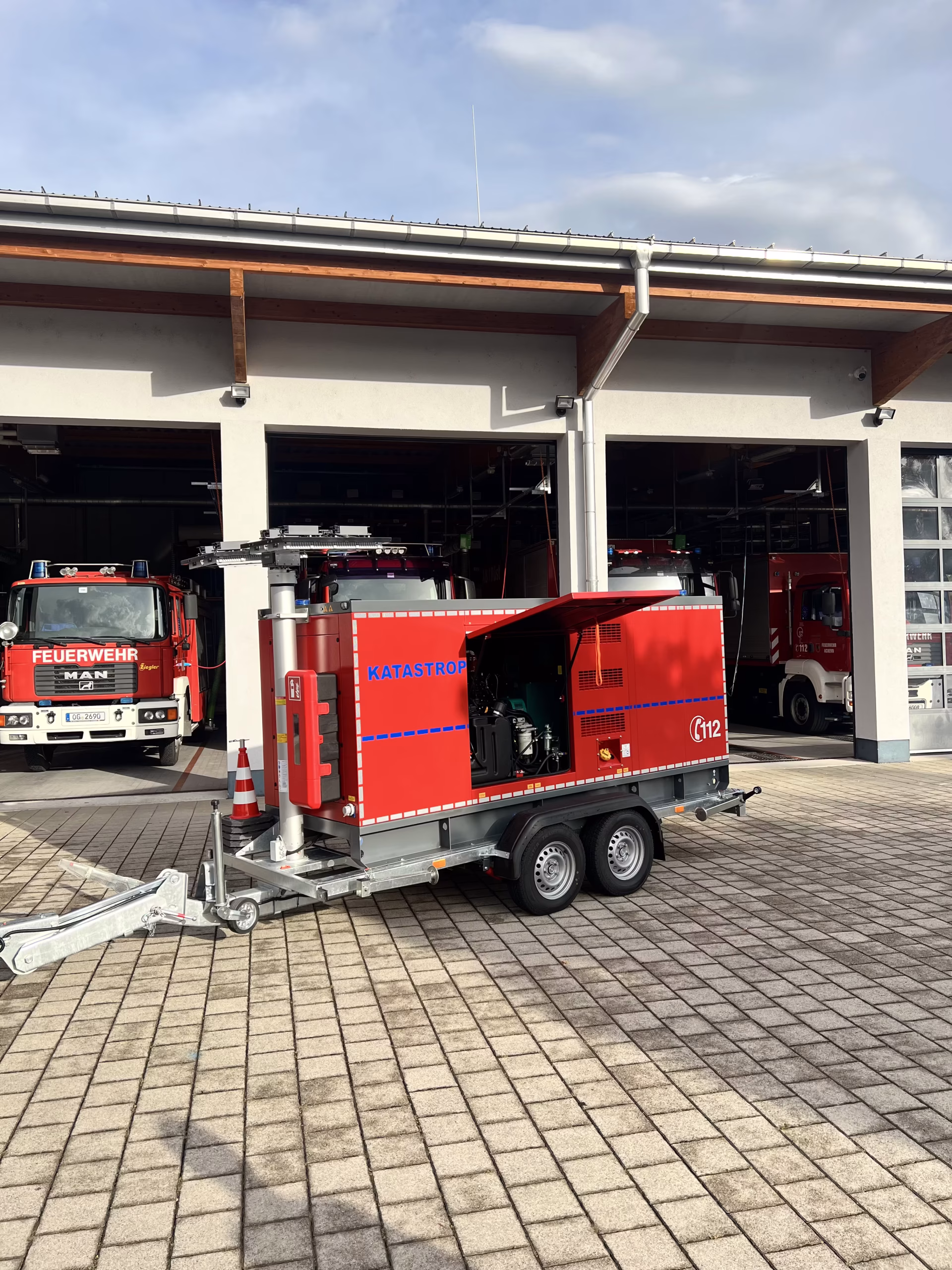 mobiler-stromerzeuger-lichtmast-feuerwehr-geraetehaus